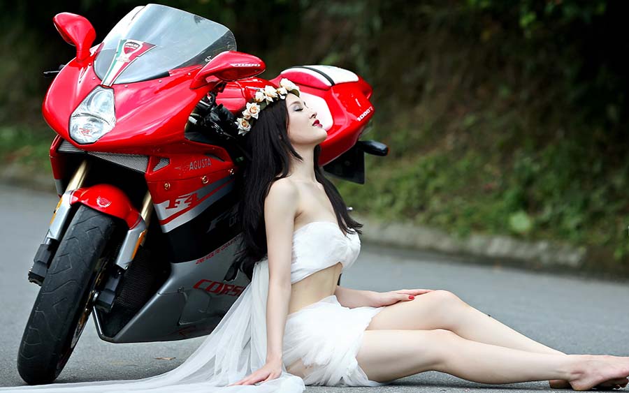 Beautiful girls and motorcycles in Okayama